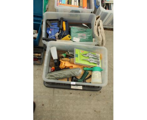 AN ASSORTMENT OF TOOLS TO INCLUDE A GARDEN PRUNING SET, PAINT ROLLERS AND HOSE FITTINGS ETC 
