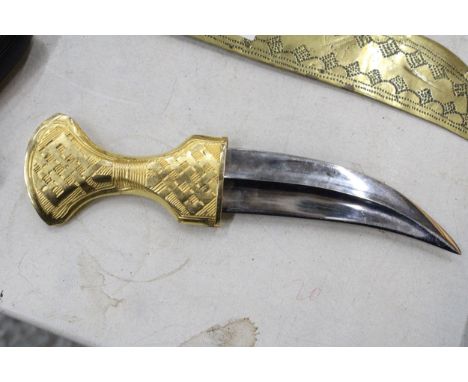 A VINTAGE, PERSIAN GOLD COLOURED JAMBIYA DAGGER 