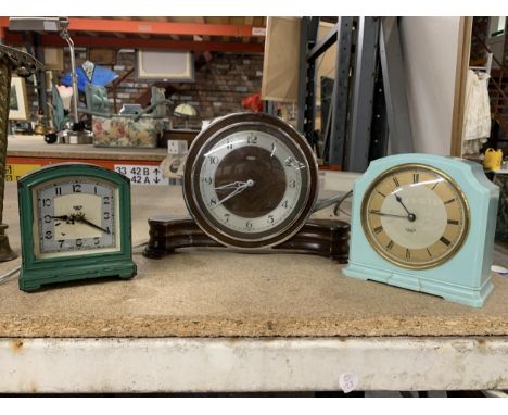 THREE VINTAGE ELECTRIC CLOCKS, TO INCLUDE A WOODEN METAMEC MANTLE CLOCK, A METAL SMITH CLOCK AND A BAKELITE SMITH CLOCK 