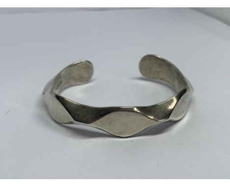A HEAVY MARKED STERLING BANGLE GROSS WEIGHT 44.G GRAMS 