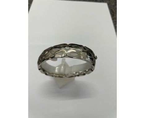 A VERSACE 18 CARAT WHITE GOLD BANGLE, 15 MM WIDE, WEIGHT 48.5 GRAMS, AS NEW AND BOXED 