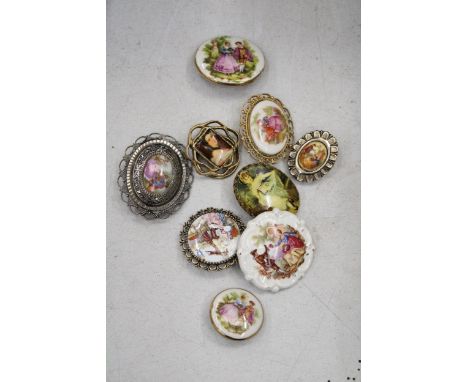 A QUANTITY OF VINTAGE COSTUME JEWELLERY BROOCHES TO INCLUDE LIMOGES STYLE 