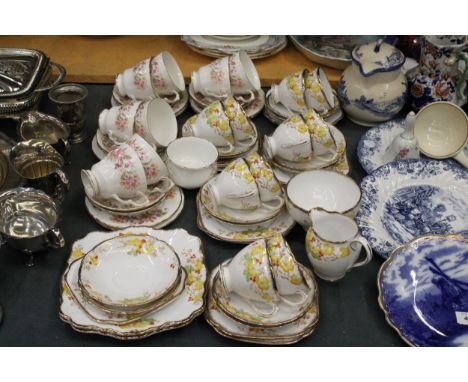 A QUANTITY OF VINTAGE TEA CUPS, SAUCERS, SIDE PLATES, A CREAM JUG, SUGAR BOWL AND CAKE PLATES TO INCLUDE ROSLYN CHINA AND COL