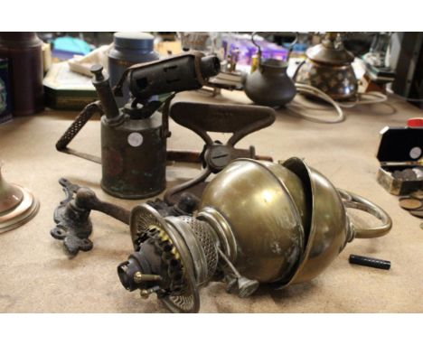 VARIOUS VINTAGE ITEMS TO INCLUDE LAMPS, BLOW TORCH, TWO DOOR HANDLES ETC 