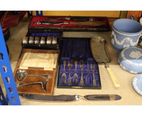 A QUANTITY OF BOXED VINTAGE FLATWARE TO INCLUDE NAPKIN RINGS, A CARVING SET AND A BABY PUSHER AND SPOON, ETC 