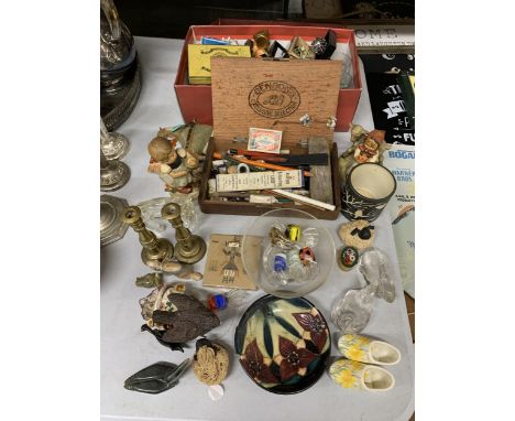 A LARGE QUANTITY OF VINTAGE COLLECTABLES TO INCLUDE COSTUME JEWELLERY, A GOEBEL FIGURE, MURANO STYLE SWEETS, GLASS ANIMALS, F