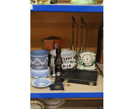 A MIXED LOT OF COLLECTABLES TO INCLUDE WEDGWOOD JASPERWARE, MASON'S CHARTREUSE MANTLE CLOCK, PORTMERION POTTY, COMMEMORATIVE 