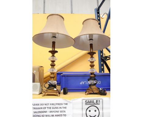 A PAIR OF VINTAGE STYLE, BRASS COLOURED TABLE LAMPS WITH GLASS INSERTS AND SHADES, HEIGHT APPROX 64CM 
