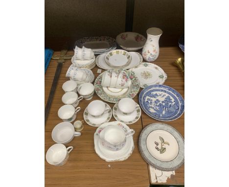 A QUANTITY OF CERAMICS TO INCLUDE ROYAL ALBERT "MEMORY LANE" TRIO'S, SPODE "PERSIA" CUPS AND SAUCERS, COALPORT "MAYFAIR" VASE