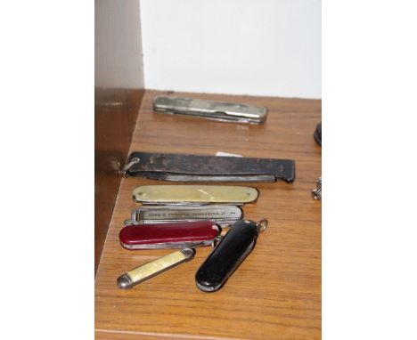 SEVEN VINTAGE PENKNIVES 