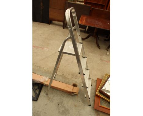 A THREE RUNG ALUMINIUM STEP LADDER 