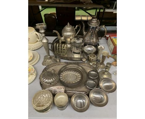 A LARGE QUANTITY OF SILVER PLATE TO INCLUDE GALLERIED TRAYS, A COFFEE POT, TEAPOT, SUGAR BOWL, BUD VASES, DISHES, SALTS, TOAS