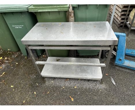 A SMALL LOW STAINLESS STEEL KITCHEN WORK BENCH WITH LOWER SHELF 