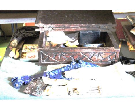 A COLLECTION OF VINTAGE ITEMS TO INCLUDE PURSES. LARGE TREEN BOX, SEWING REALTED ITEMS ETC 
