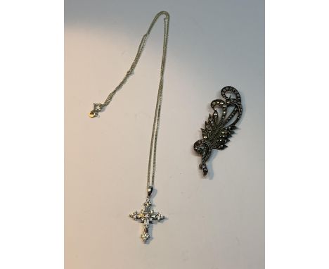 A MARKED SILVER NECKLACE WITH CLEAR STONE CRUCIFIX PENDANT AND A VINTAGE MARCASITE BROOCH 