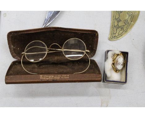 A PAIR OF VINTAGE GOLD TONE SPECTACLES IN A CASE AND A GOLD TONE CAMEO BROOCH 