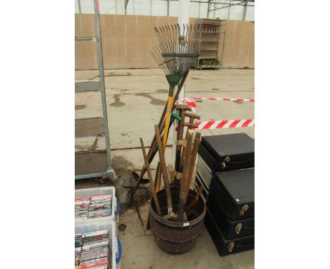 AN ASSORTMENT OF VARIOUS GARDEN TOOLS TO INCLUDE SPADES, SHOVELS AND RAKES ETC 