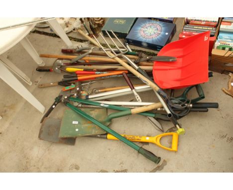A LARGE ASSORTMENT OF GARDEN TOOLS TO INCLUDE A SNOW SHOVEL, FORKS AND SHEARS ETC 