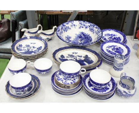 A LARGE QUANTITY OF BLUE AND WHITE WILLOW PATTERN CERAMICS TO INCLUDE PLATES A LARGE BOWL, CUPS, SAUCE BOATS, A JUG AND VASE 