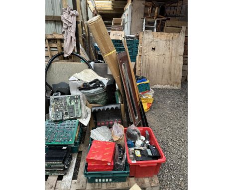 A LARGE ASSORTMENT OF ITEMS RELATING TO POOL AND SNOOKER TABLES TO INCLUDE BALLS, TRIANGLES, CUE HOLDERS AND BRAND NEW BRASS 