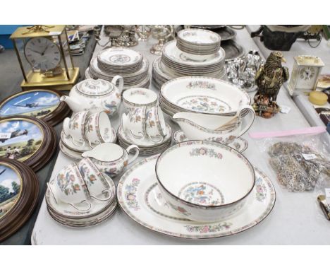 A LARGE QUANTITY OF WEDGWOOD KUTANI CRANE TO INCLUDE DINNER PLATES, SERVING BOWLS, CUPS, SAUCERS, SIDE PLATES, TEAPOT, DISHES