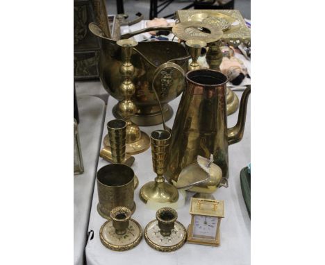 A COLLECTION OF VINTAGE BRASSWARE TO INCLUDE A COAL BUCKET, LARGE TRIVET, JUG, CANDLESTICKS, MANTLE CLOCK, ETC 