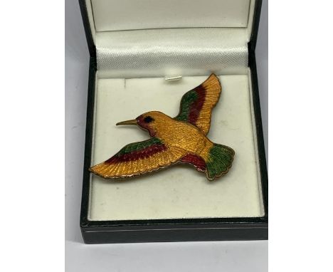 A VINTAGE ENAMELLED HUMMINGBIRD BROOCH IN A PRESENTATION BOX 