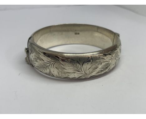 A HEAVY HALLMARKED BIRMINGHAM SILVER BANGLE 