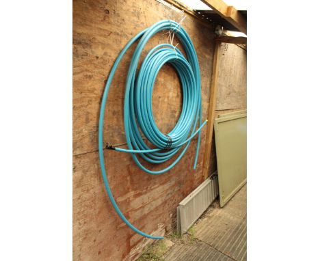 A QUANTITY OF BLUE WATER PIPE TO INCLUDE 20MM AND 25MM 