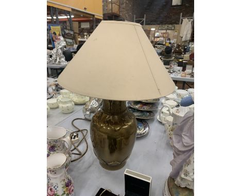 A LARGE VINTAGE BRASS TABLETOP LAMP WITH CREAM SHADE - VENDOR STATES IN WORKING ORDER, NO WARRANTY GIVEN 