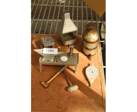 AN ASSORTMENT OF VINTAGE MODEL MINIATURE BLACKSMITH ITEMS TO INCLUDE AN ANVIL, SWAGE BLOCK AND BELLOWS ETC 