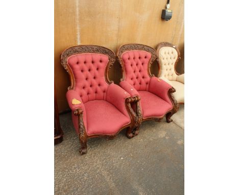 A PAIR OF VICTORIAN STYLE BUTTON SPOON BACK CHAIRS WITH FOLIATE CARVING TO THE TOP RAIL AND FRONT KNEES 