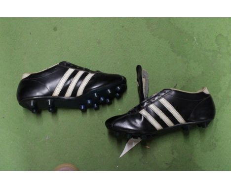A PAIR OF VINTAGE ADIDAS FOOTBALL BOOTS 