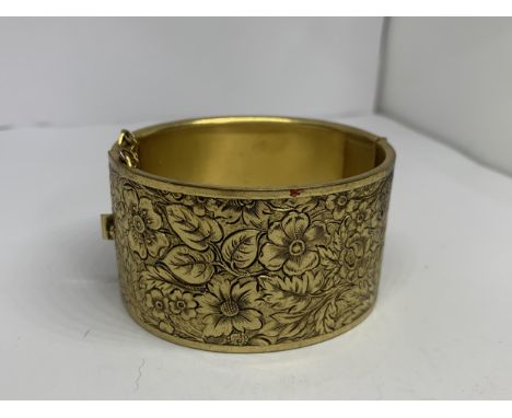 A LARGE DECORATIVE BANGLE 