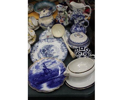A QUANTITY OF VINTAGE CERAMICS TO INCLUDE JUGS, PLATES, SERVING DISHES, ETC - ROYAL DOULTON, LOSOL WARE, MASON'S, ETC 