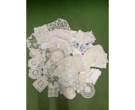 A QUANTITY OF VINTAGE LACE AND FABRIC PLACE MATS, DOILIES, TABLE RUNNERS ETC 