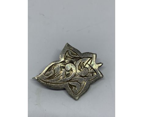 A VINTAGE 925 SILVER LEAF BROOCH 