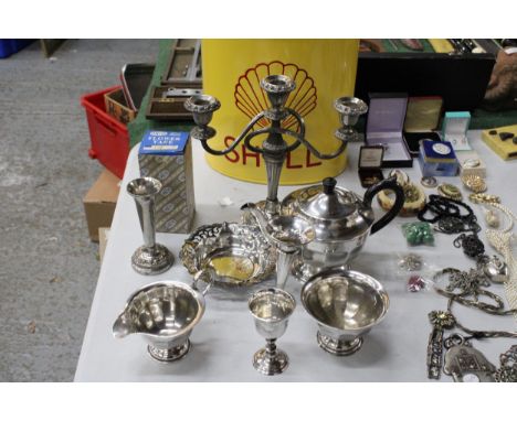 A QUANTITY OF SILVER PLATED ITEMS TO INCLUDE A TEAPOT, CREAM JUG, SUGAR BOWL, BUD VASES, A CANDLEABRA, ETC 