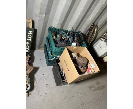 A LARGE ASSORTMENT OF ITEMS TO INCLUDE POWER TOOLS, DOOR SOFT CLOSERS AND HARDWARE ETC 