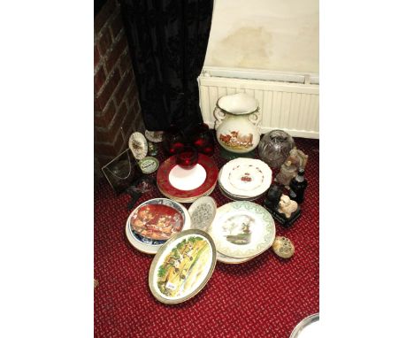AN ASSORTMENT OF CERAMICS AND GLASS WARE TO INCLUDE A VASE DEPICTING HIGHLAND COWS, COLLECTORS PLATES AND CANDLE HOLDERS ETC 