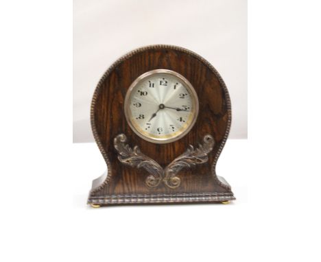 AN ART DECO EIGHT DAY WOODEN MANTLE CLOCK 