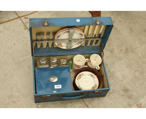 A RETRO SIRRAM PICNIC SET 