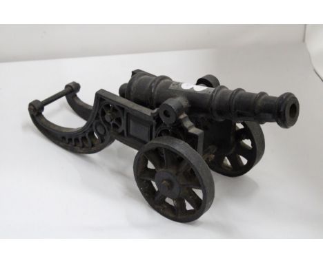 A HEAVY VINTAGE CAST IRON CANON, HEIGHT 19CM, LENGTH 44CM 