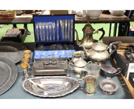 A QUANTITY OF SILVER PLATED ITEMS TO INCLUDE A COFFEE AND TEAPOT, BOXED FLATWARE, GOBLETS, JUGS, TANKARDS, BOWLS, A DESK TIDY