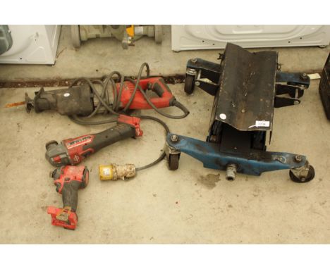 A TROLLEY JACK AND THREE MILWAKEE TOOLS TO INCLUDE A RECIPRICATING SAW ETC 