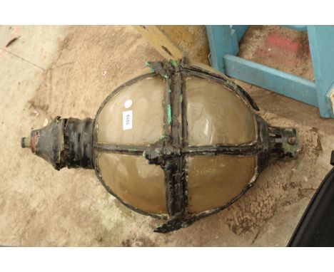 A VINTAGE AND DECORATIVE GLASS LIGHT FITTING 