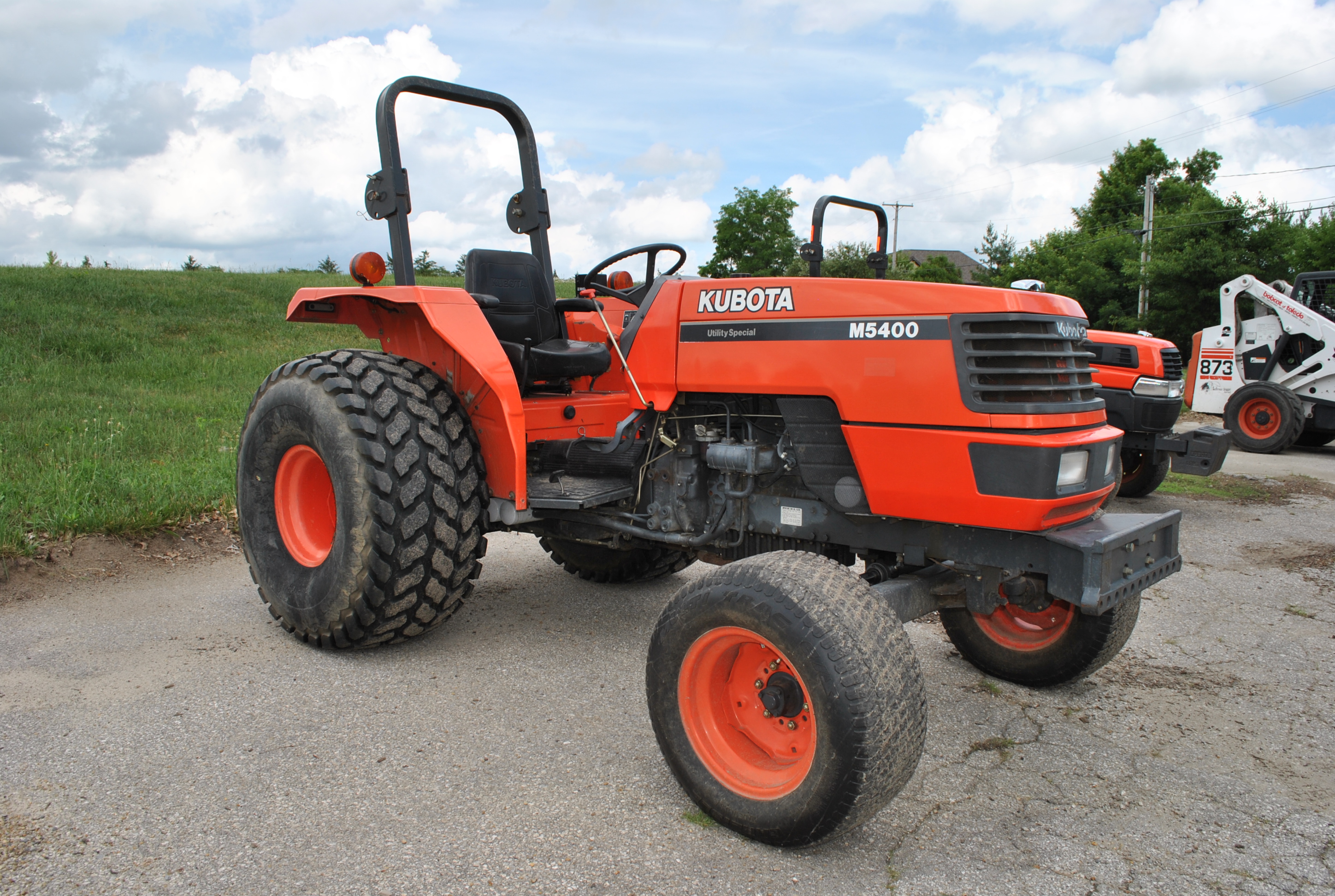 Kubota Model M5400, 2WD Tractor, SN M540-40095 w/ Kubota 27 Litre, 58 ...