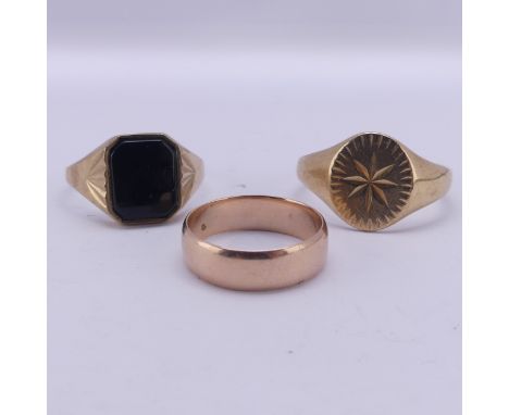 A gentleman's 9ct yellow gold Signet Ring, the oval front with star engraved decoration, Size Y½, together with a 9ct gold mo