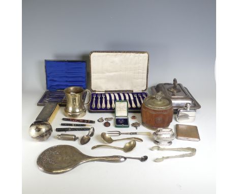 A cased set of six George V silver handled Dessert Knives and Forks, hallmarked Sheffield 1915, together with a cased set of 