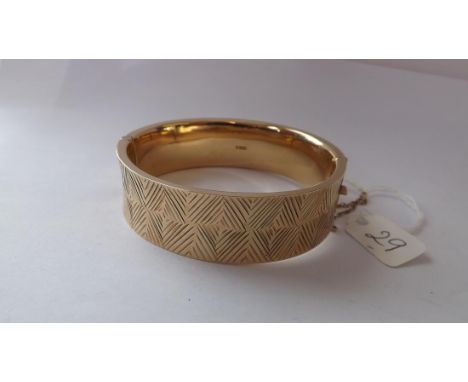 9CT WIDE TEXTURED HINGED BANGLE 27.3g inc  